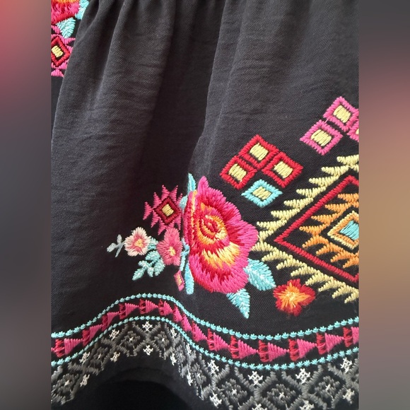 Savanna Jane Black Top with Vibrant Embroidery - Size Small - Picture 4 of 10